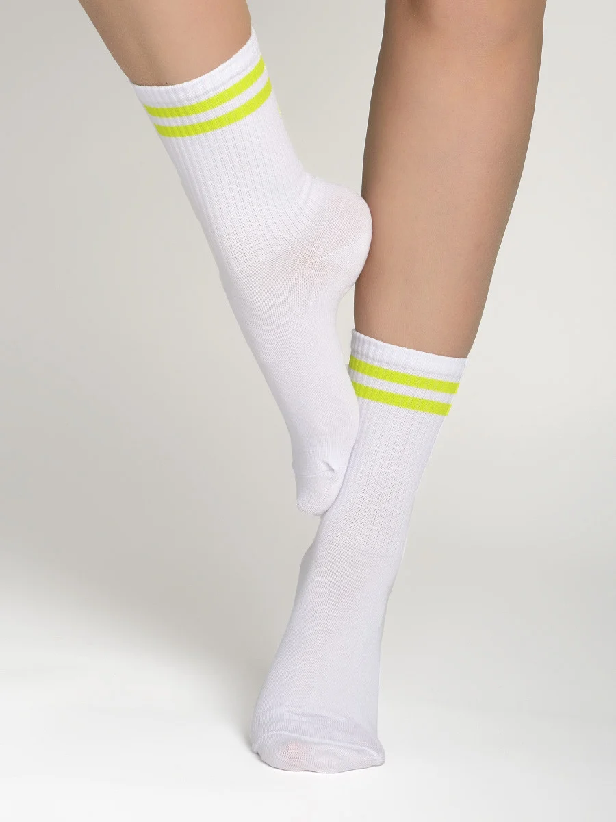 Białe skarpetki z paskami