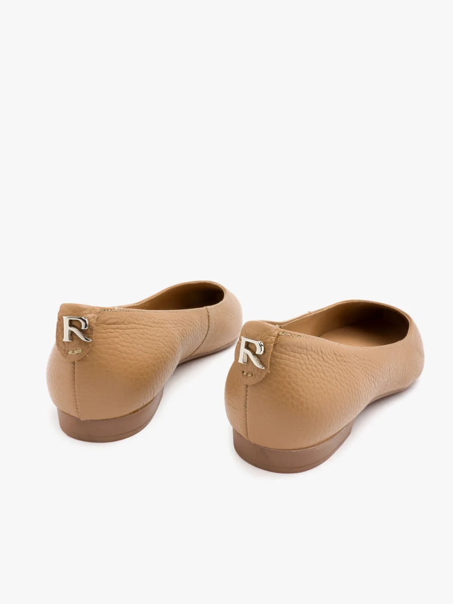 Jasnobrązowe baleriny z ozdobą na pięcie