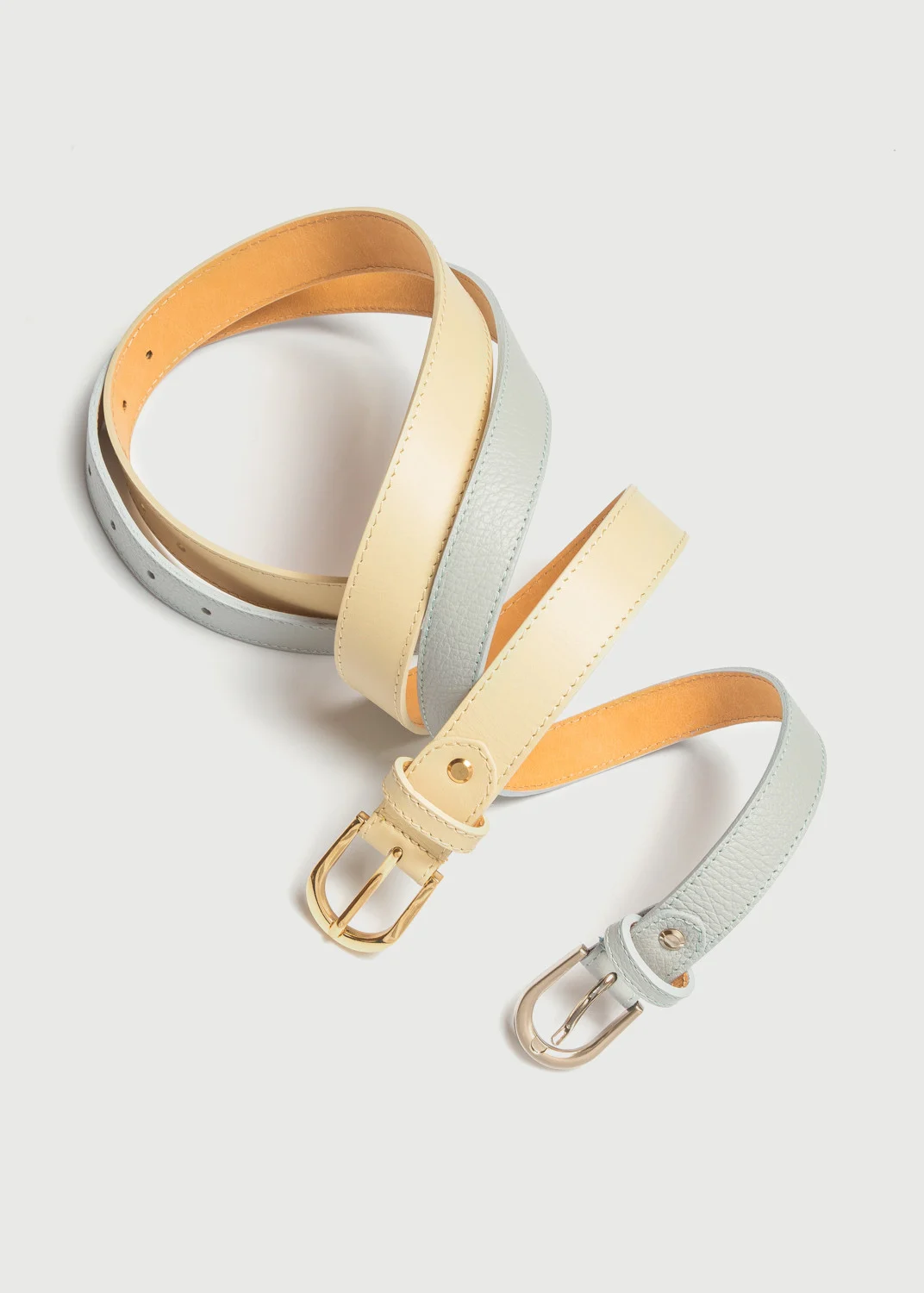 Błękitny pasek damski ze srebrną klamrą