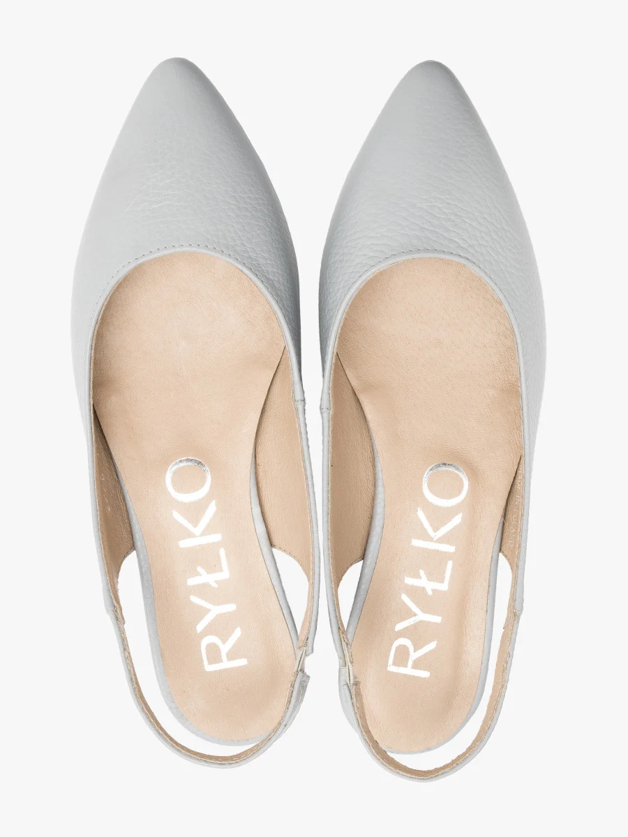 Błękitne baleriny z odkrytą piętą