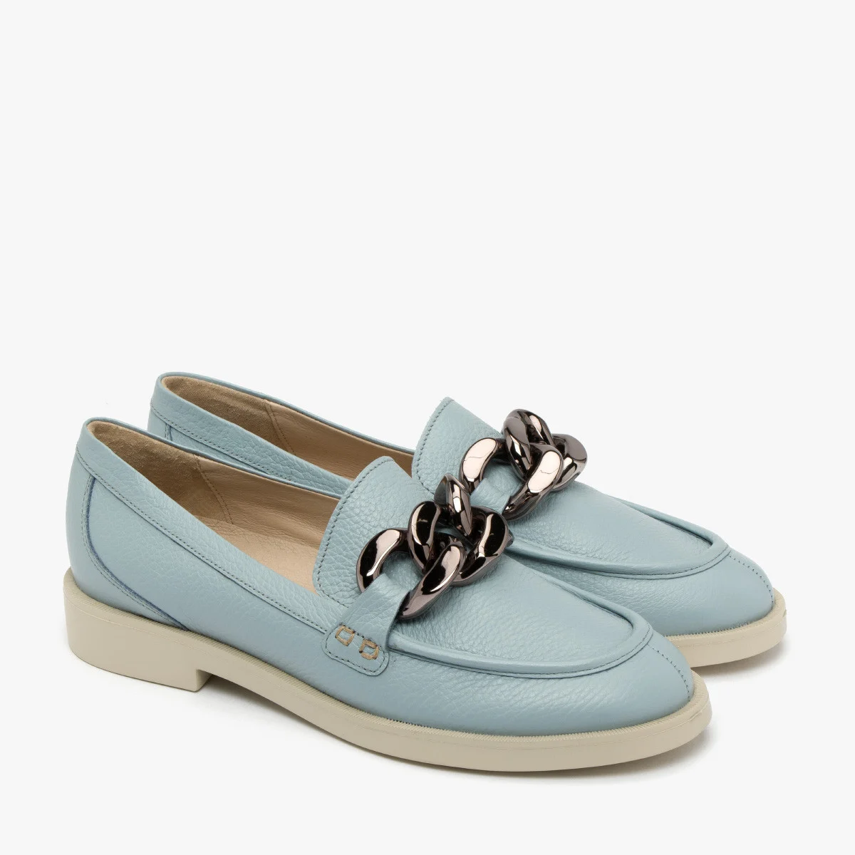 Niebieskie mokasyny z masywnym łańcuchem