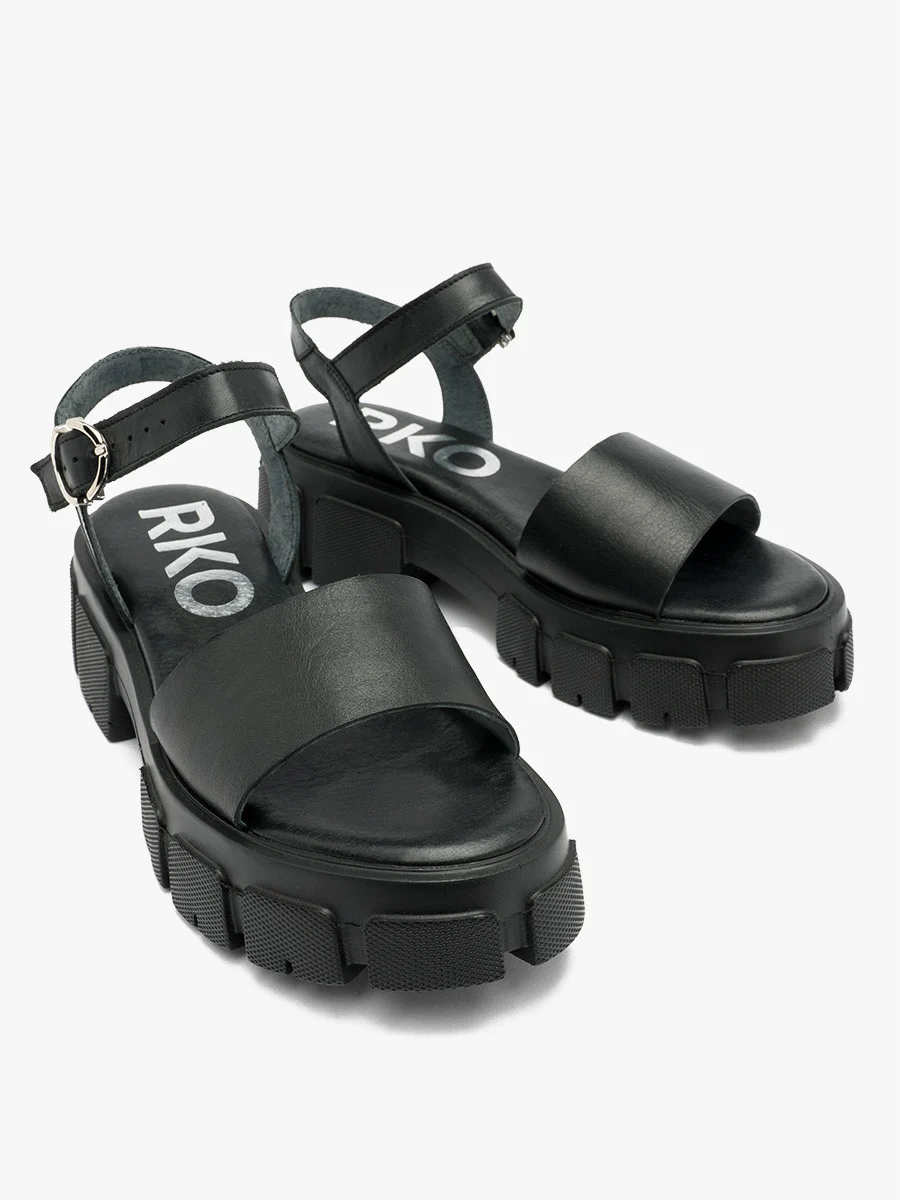 Czarne sandały ze srebrną sprzączką