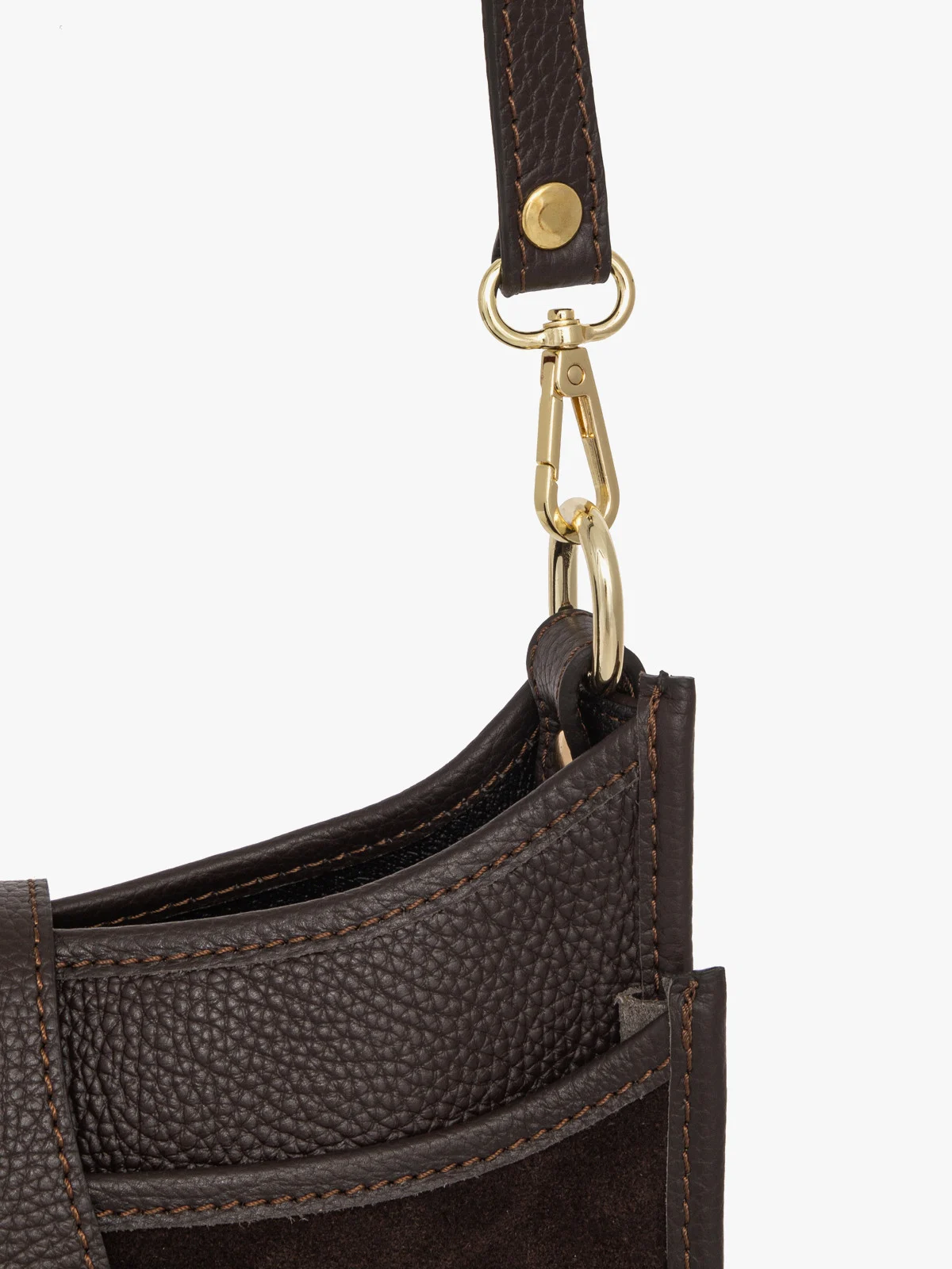 Mała, brązowa torebka na pasku ze złotymi detalami