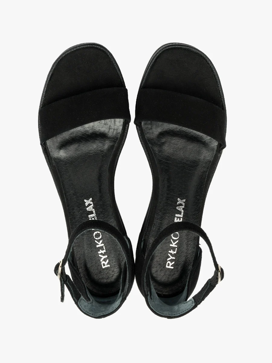Czarne sandały na koturnie