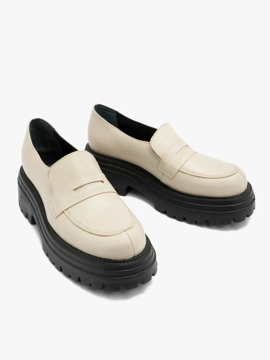 Kremowe mokasyny na grubej podeszwie