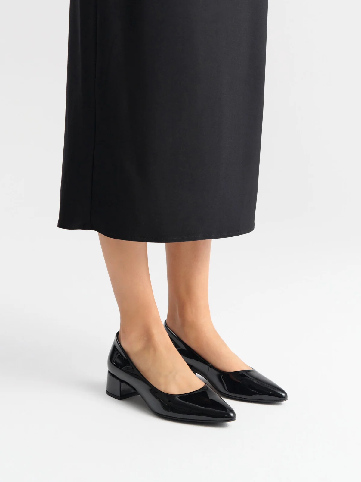 Czarne, lakierowane czółenka na niskim obcasie