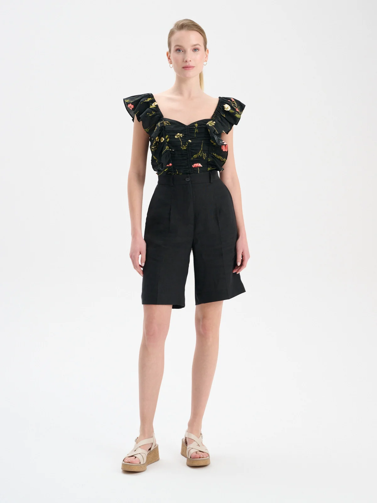 Beżowe sandały na koturnie