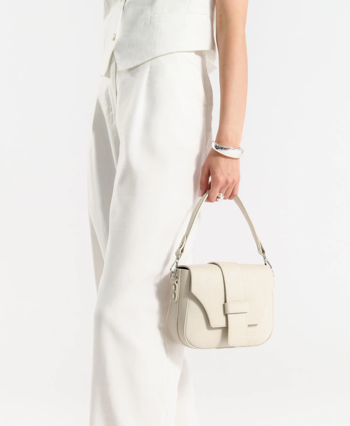 Mała, kremowa torebka z wytłaczanym logotypem