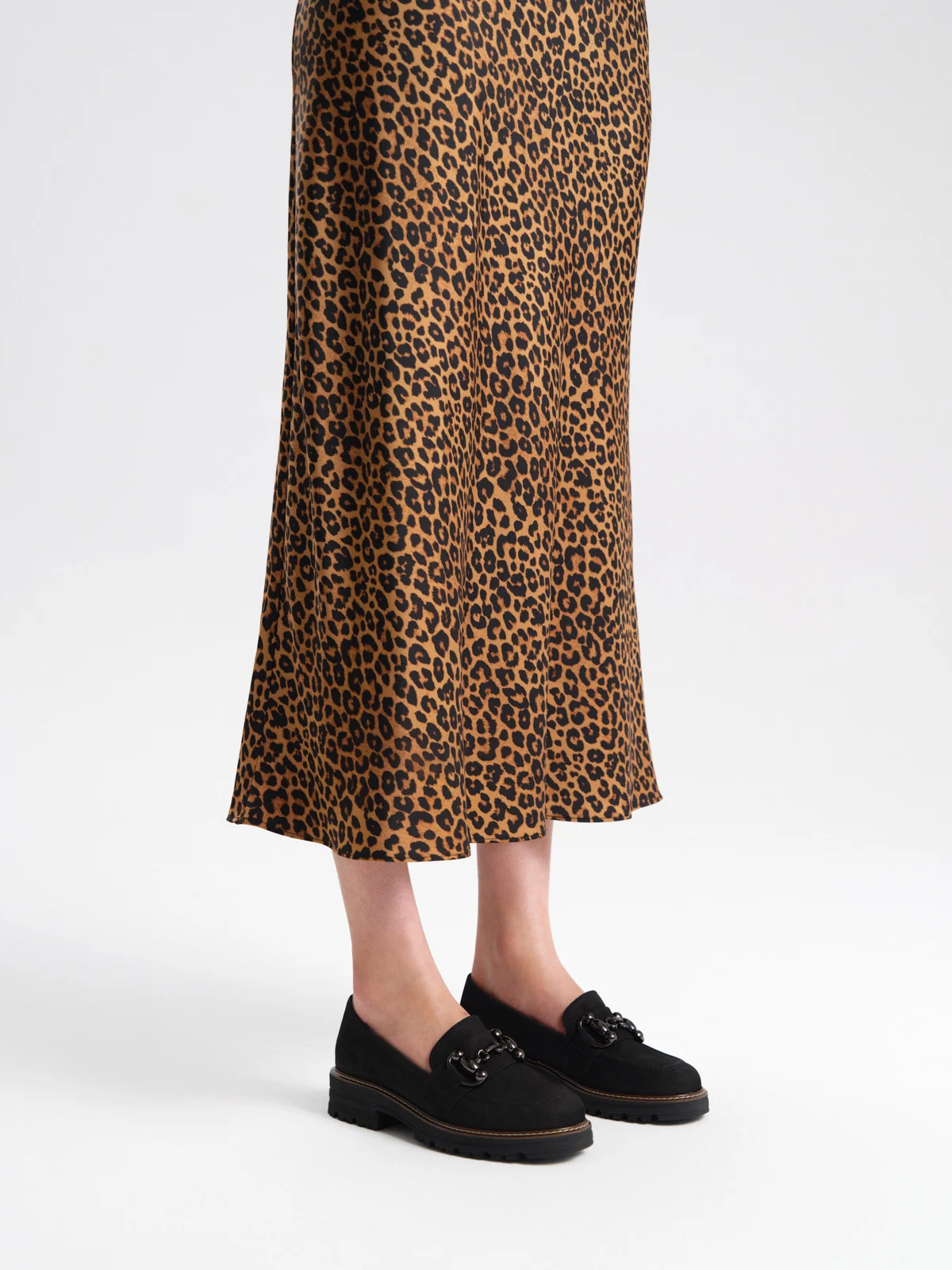 Czarne, nubukowe mokasyny z ozdobą na cholewce