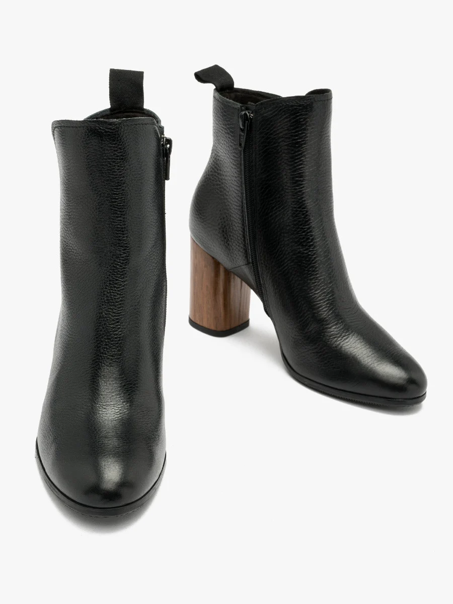 Czarne botki na drewnianym obcasie