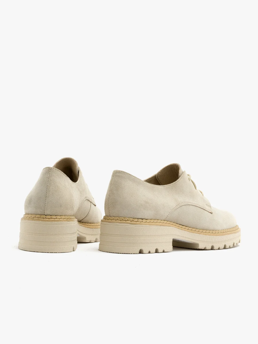 Beżowe półbuty z ozdobnym otokiem