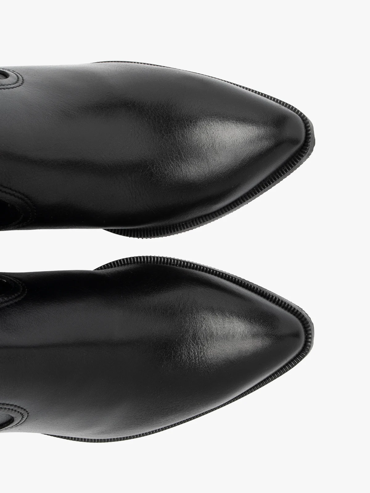 Wysokie, skórzane kozaki typu kowbojki