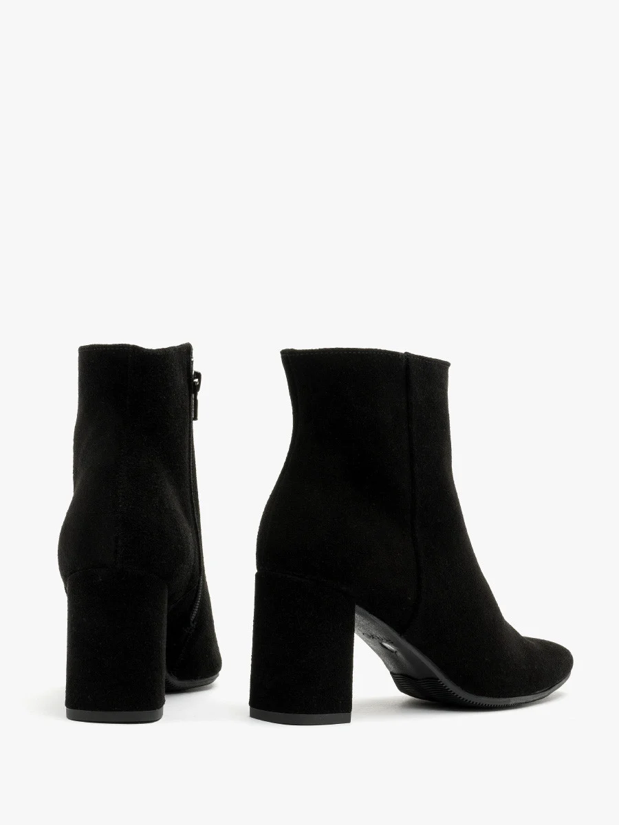 Czarne botki na słupku