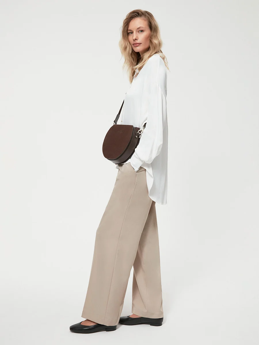 Ciemnobrązowa torebka z logotypem na pasku