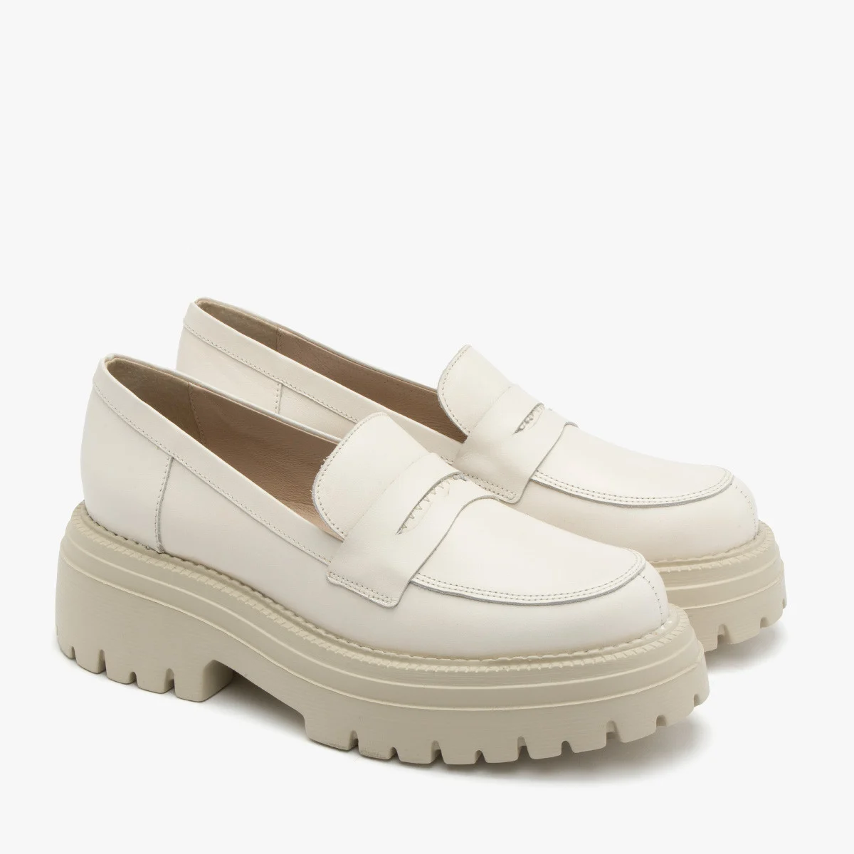 Kremowe mokasyny na grubej podeszwie