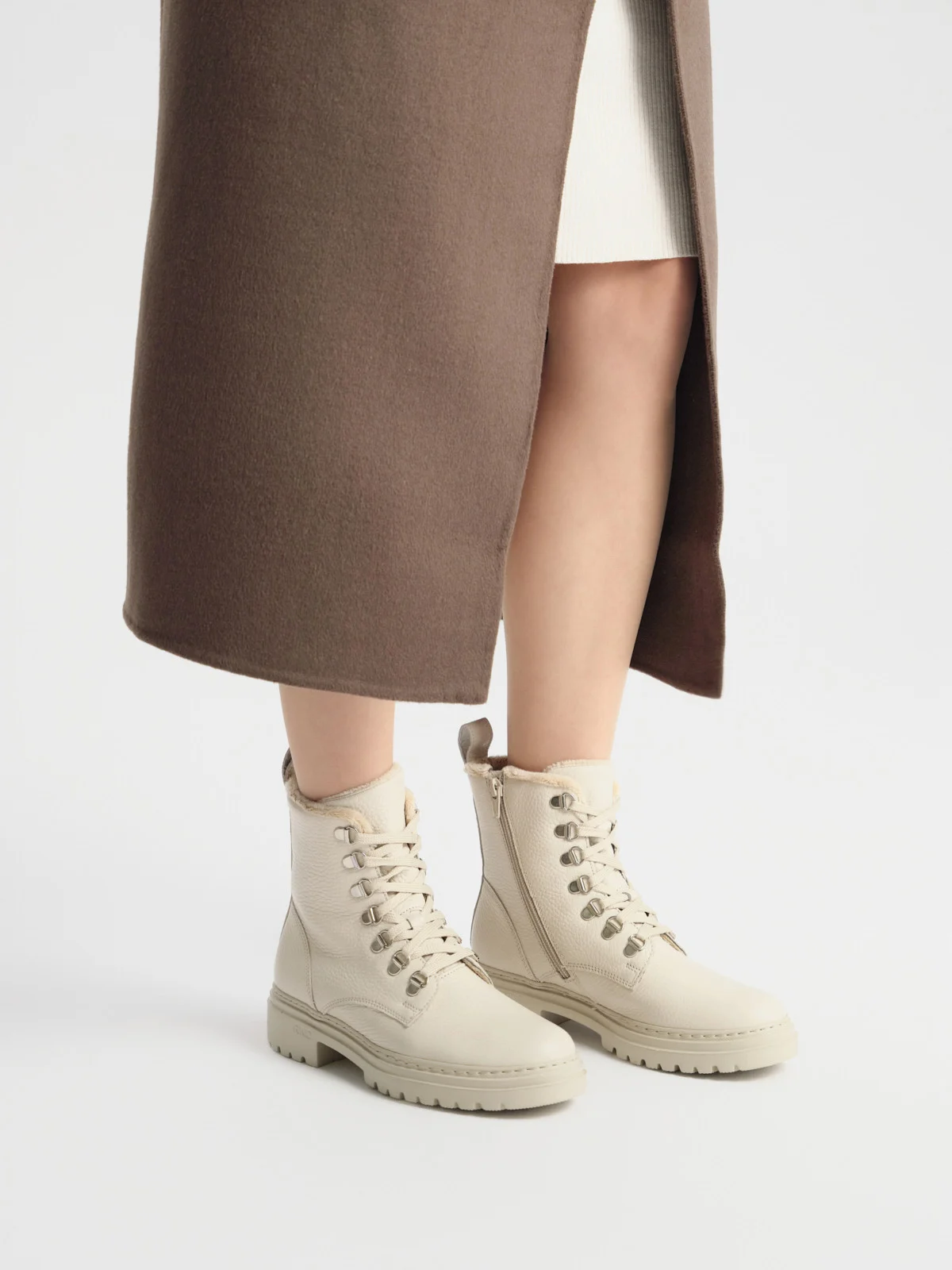 Kremowe trzewiki damskie z ozdobnymi hakami