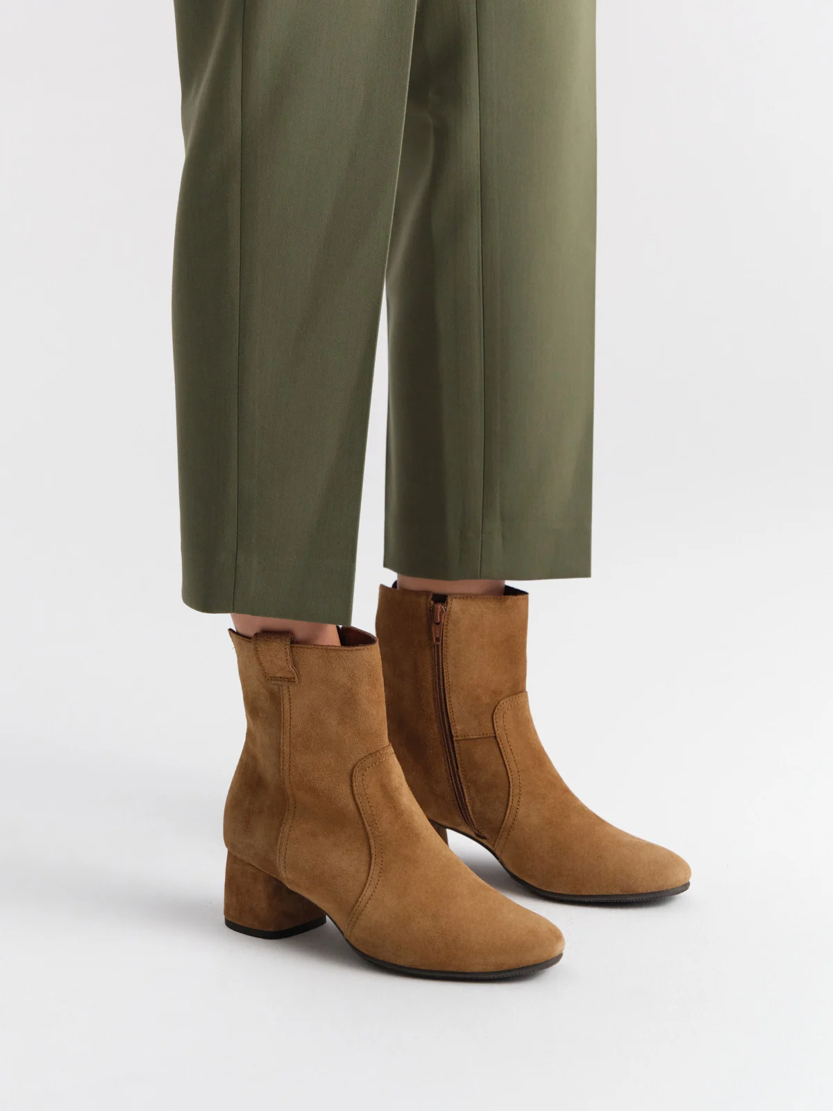 Rude botki z weluru na niskim obcasie