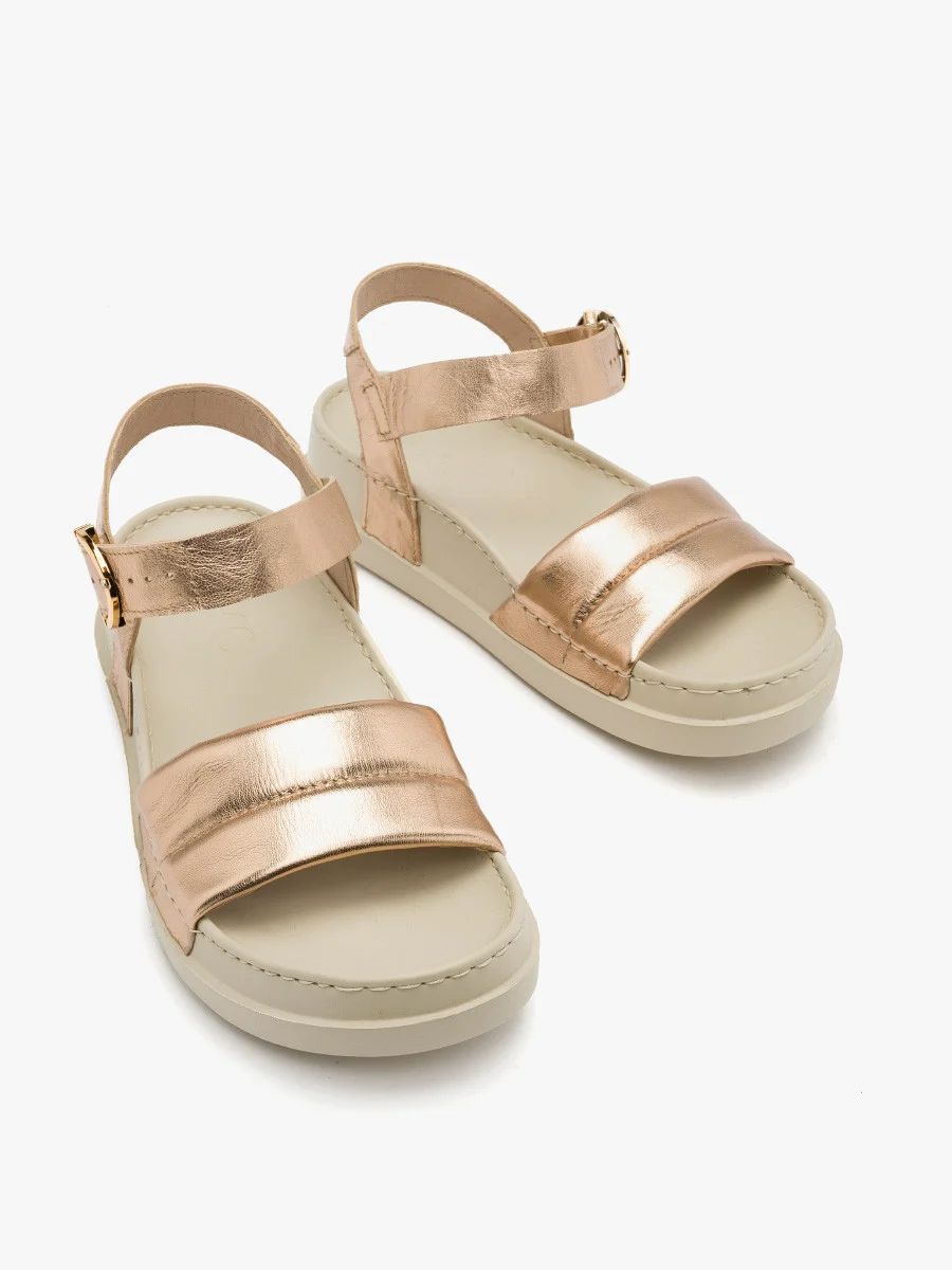 Platynowe sandały ze złotą sprzączką