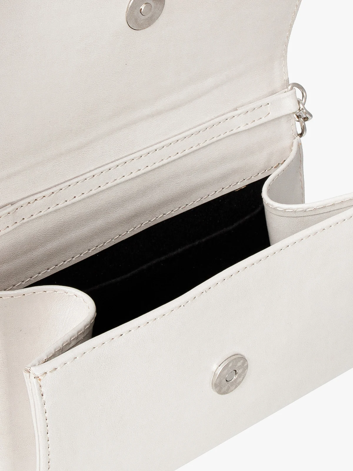 Perłowa torebka z ozdobną klapą