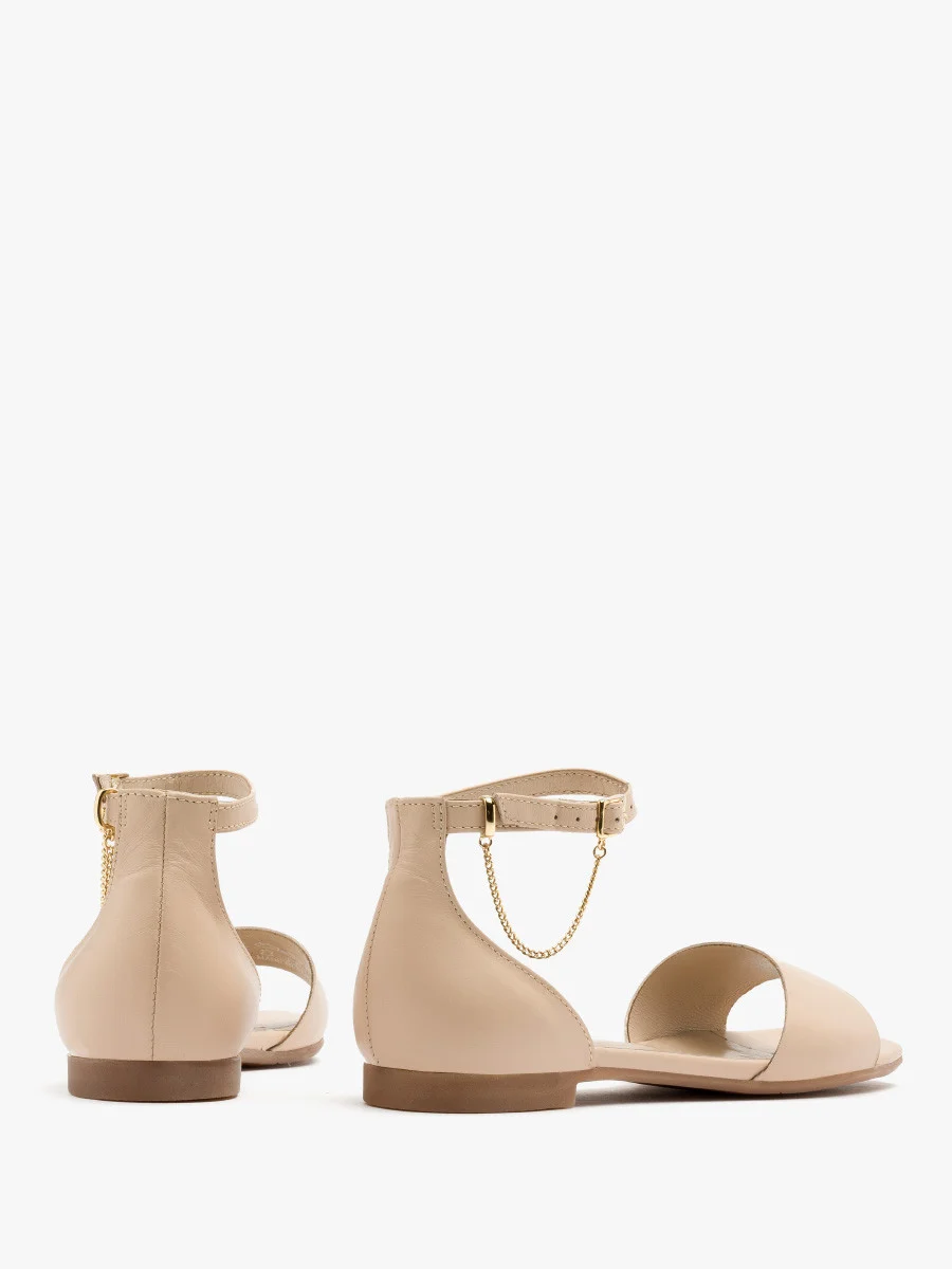 Beżowe sandały ze złotym łańcuszkiem