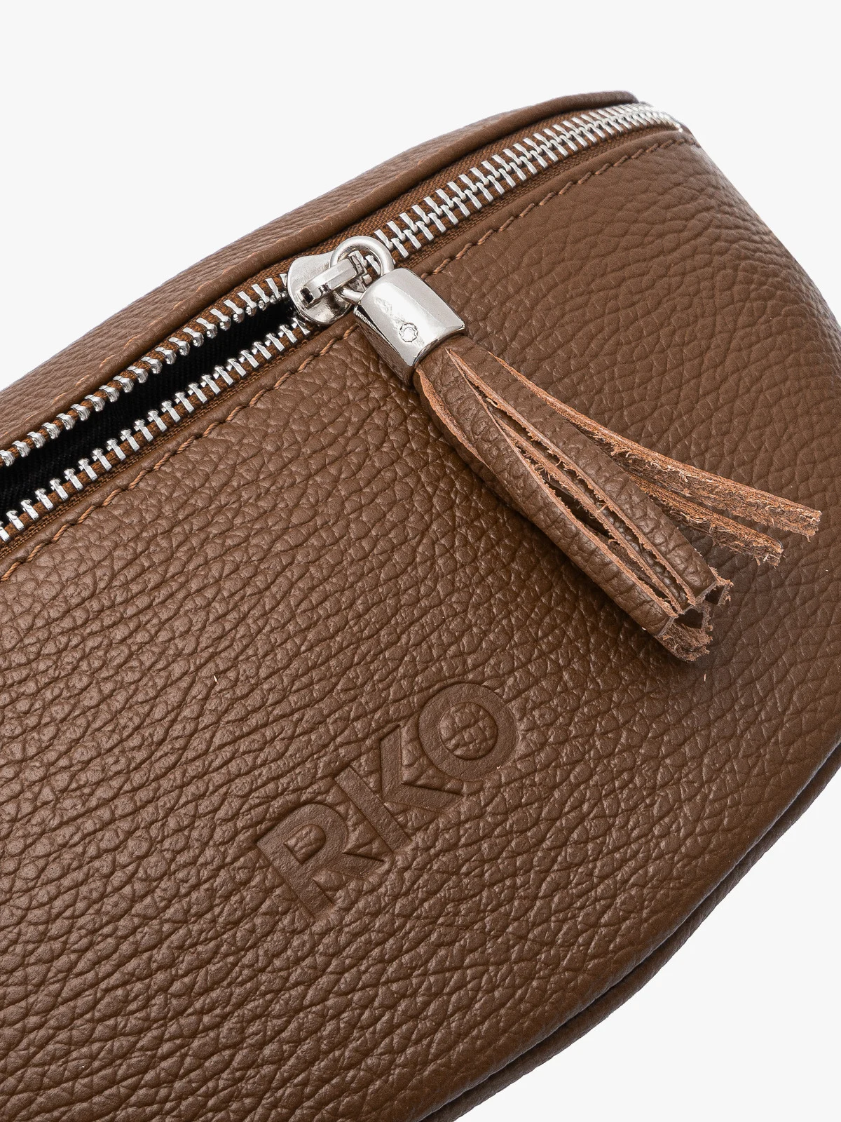 Brązowa torebka typu nerka z frędzlem