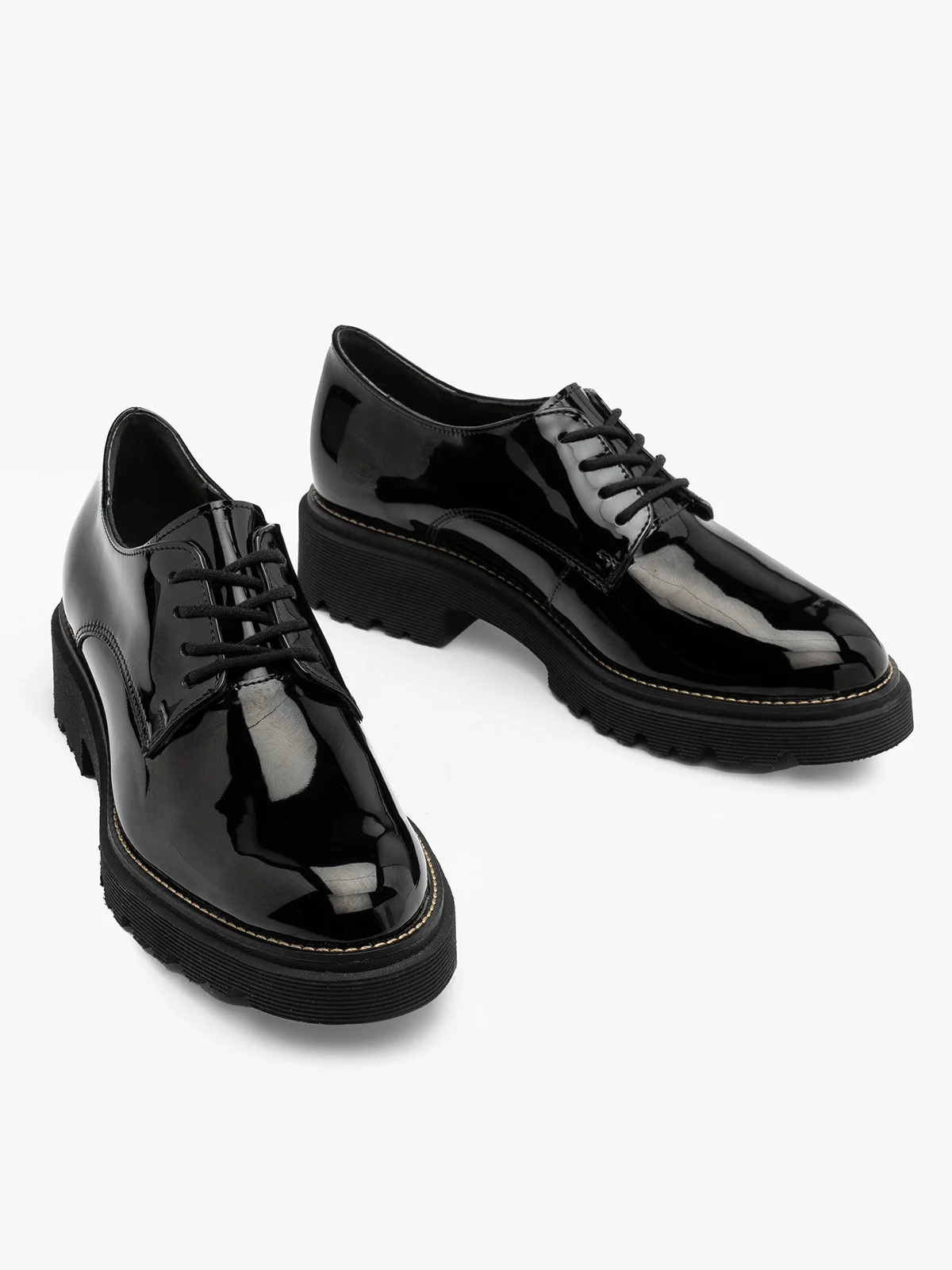 Czarne lakierowane półbuty na lekkim spodzie