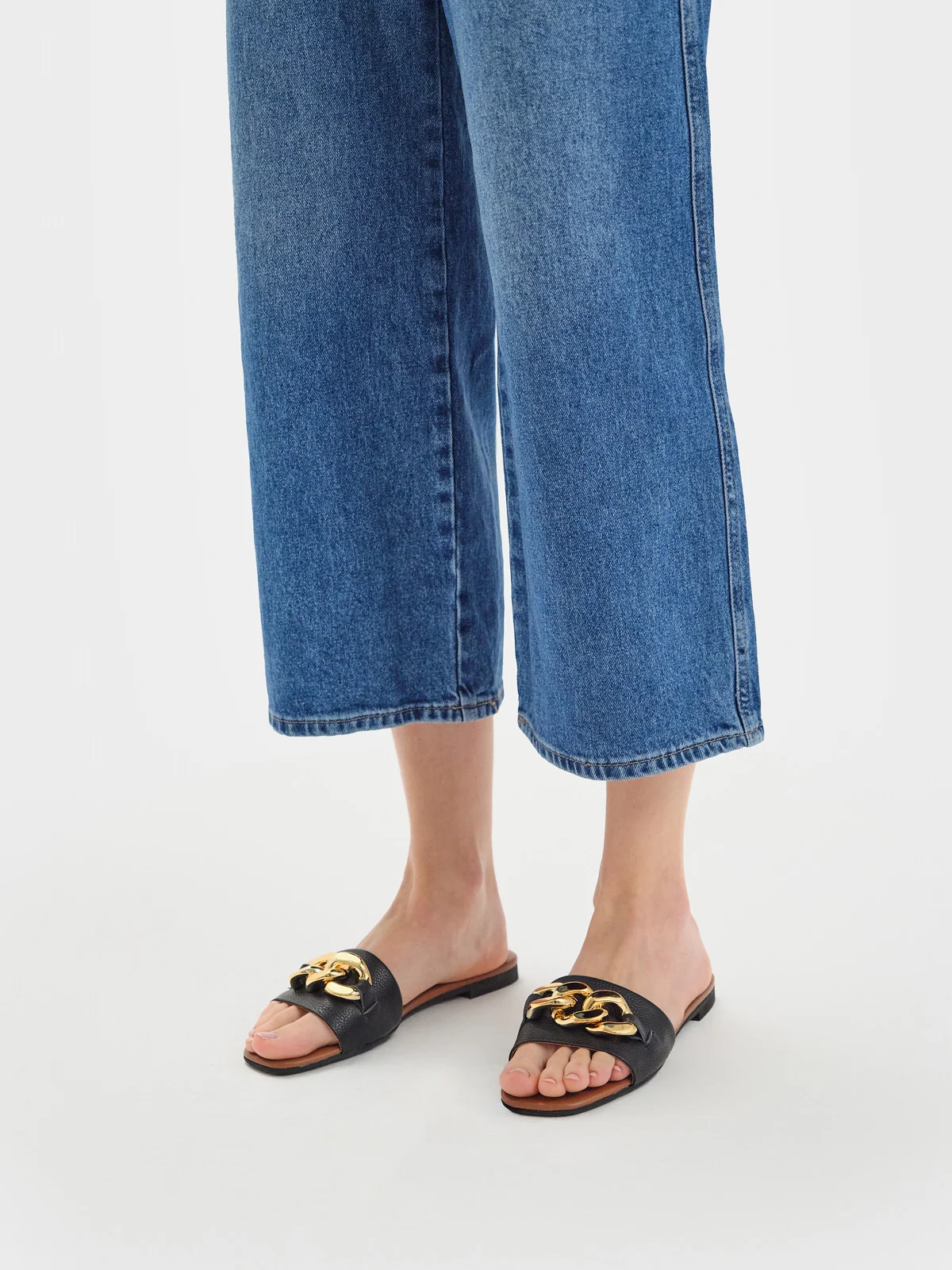 Czarne klapki ze złotym łańcuchem