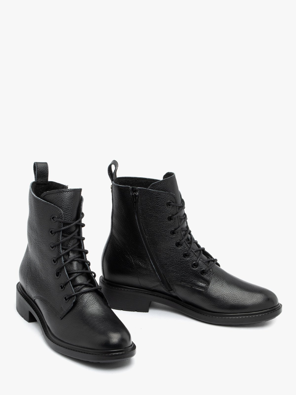 Czarne, sznurowane trzewiki na płaskim spodzie