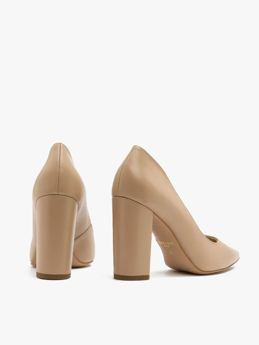 Beżowe czółenka na wysokim słupku