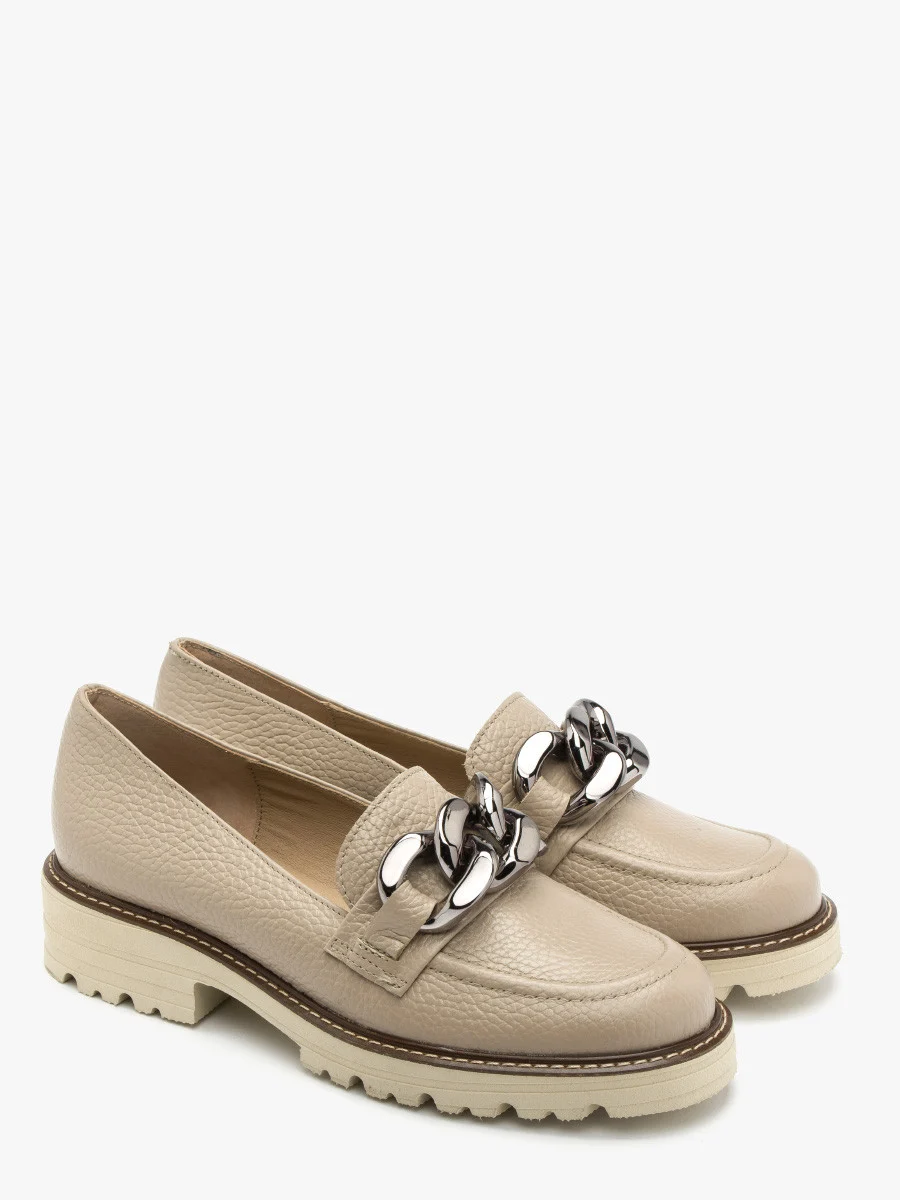 Beżowe mokasyny z ozdobnym łańcuchem