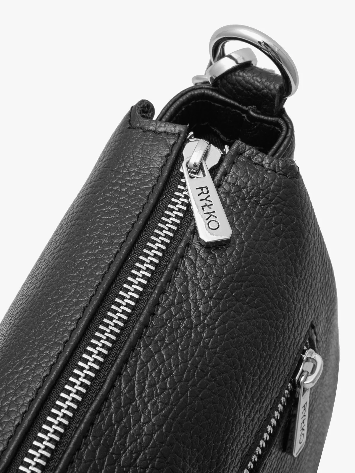 Czarna torebka z regulowanym paskiem