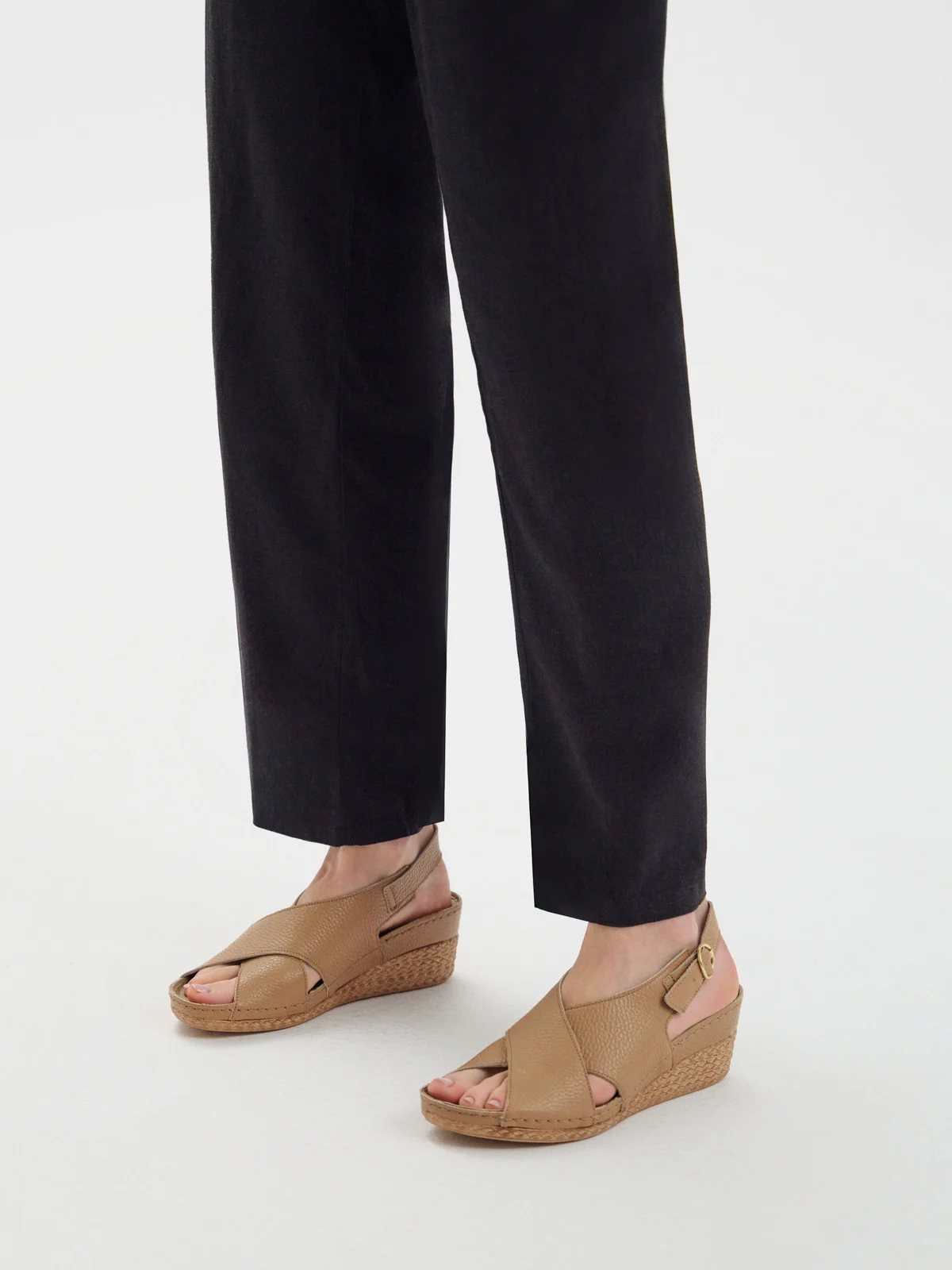 Ciemnobeżowe sandały na platformie