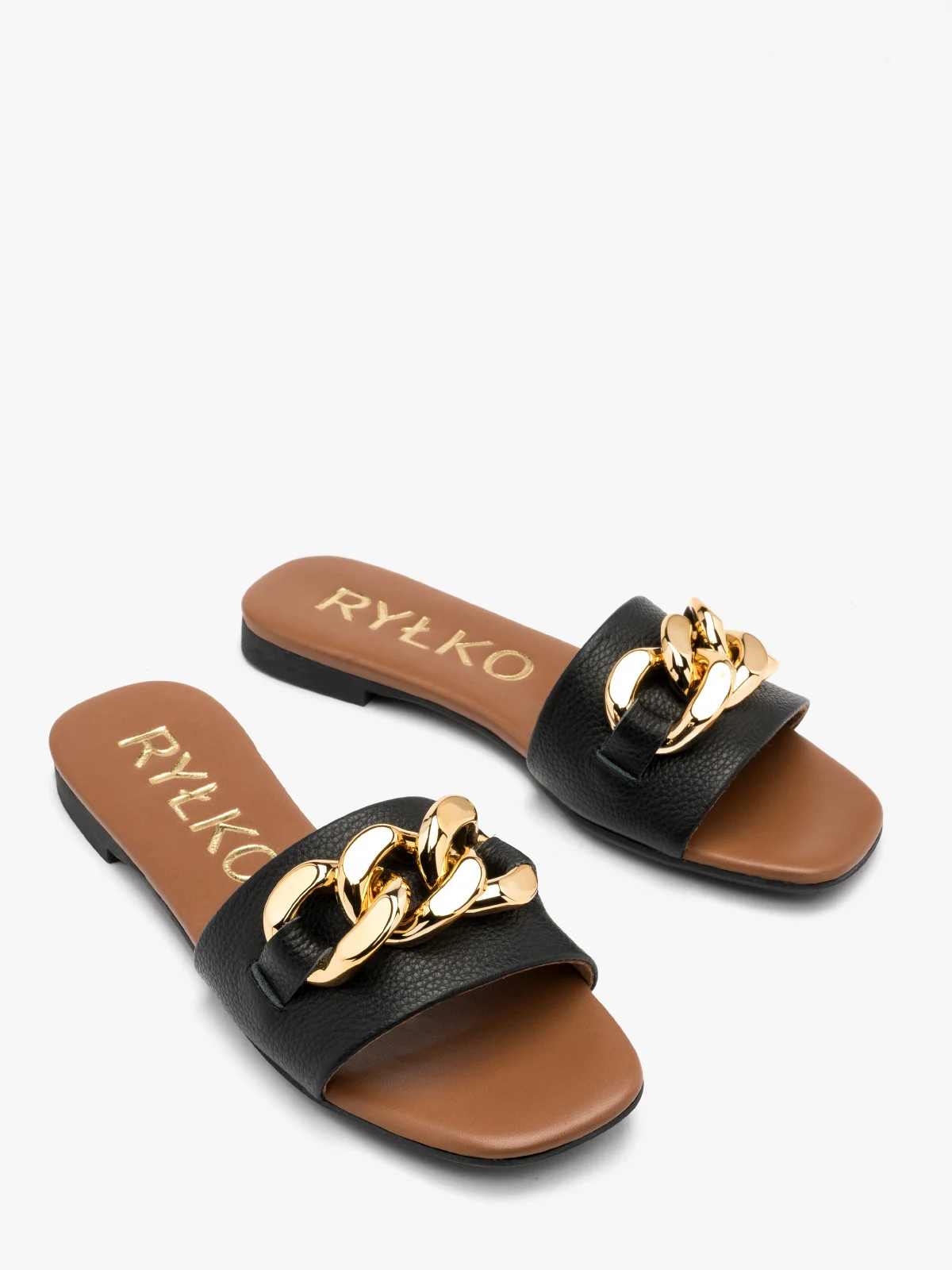 Czarne klapki ze złotym łańcuchem