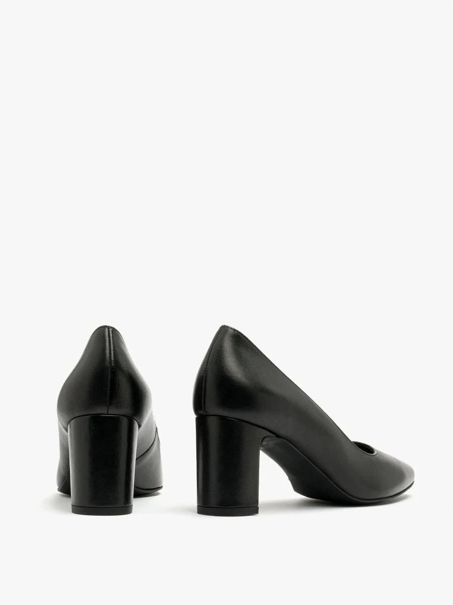 Czarne czółenka na słupku