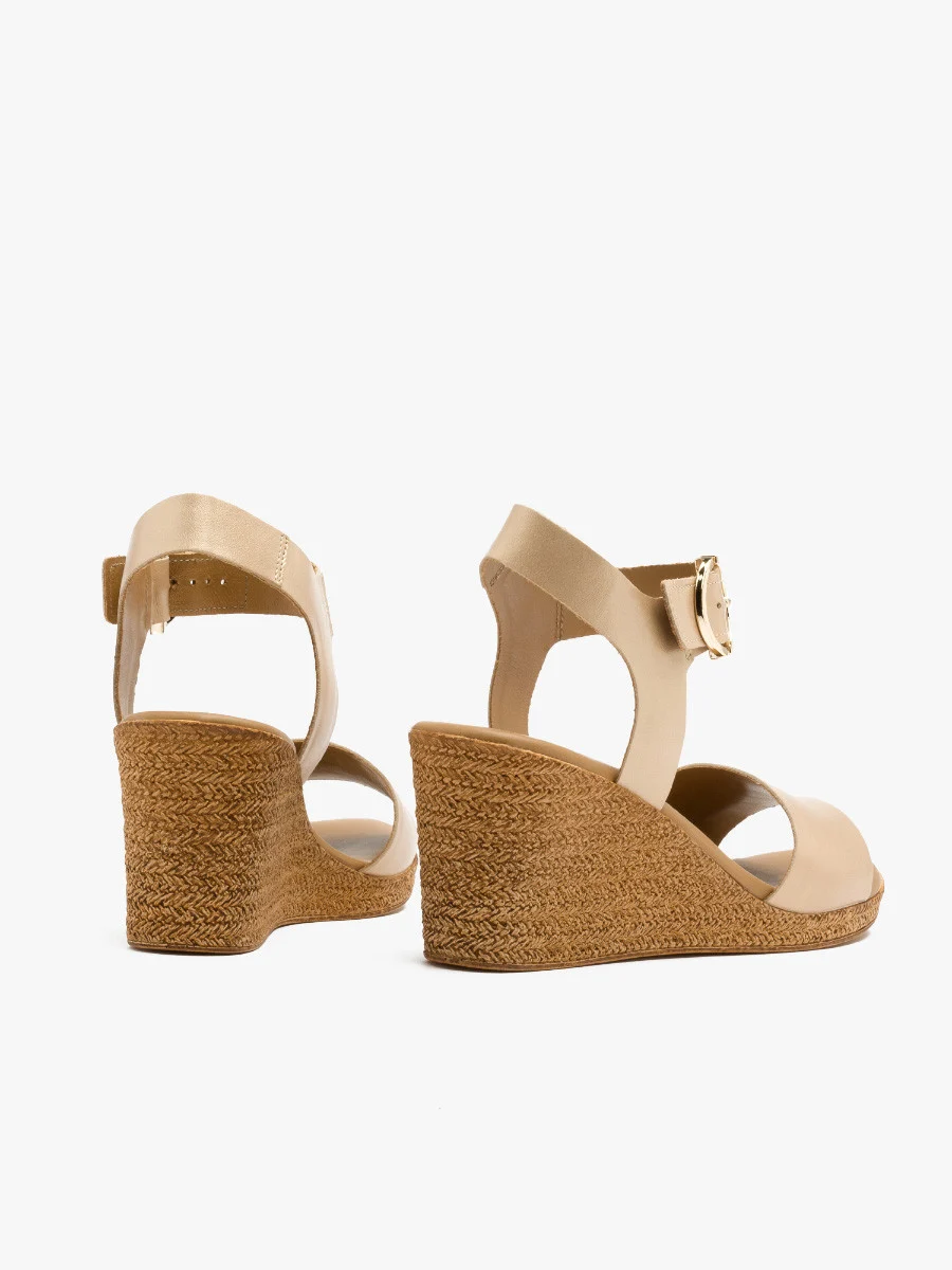 Złote sandały na koturnie
