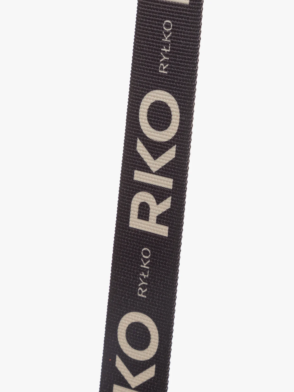 Czarna torebka damska z dekoracyjnym paskiem