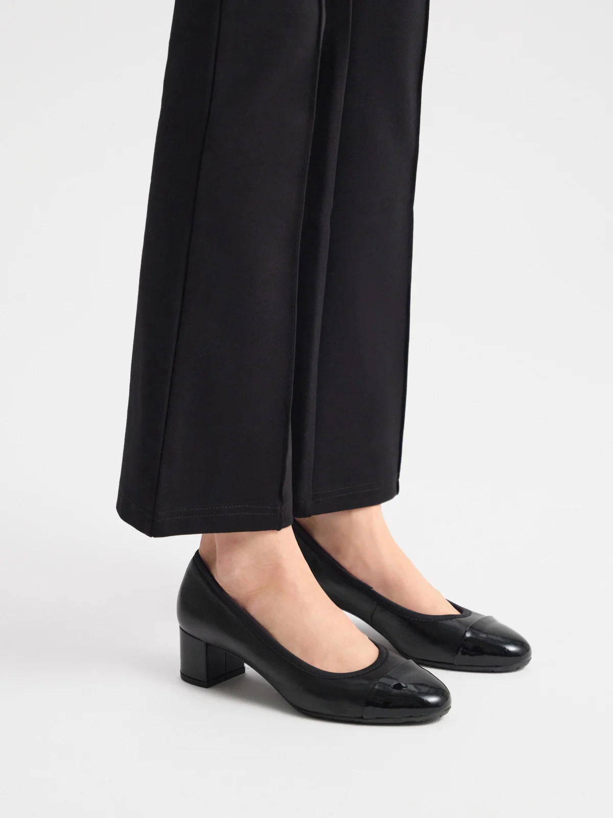 Czarne czółenka z lakierowanym noskiem