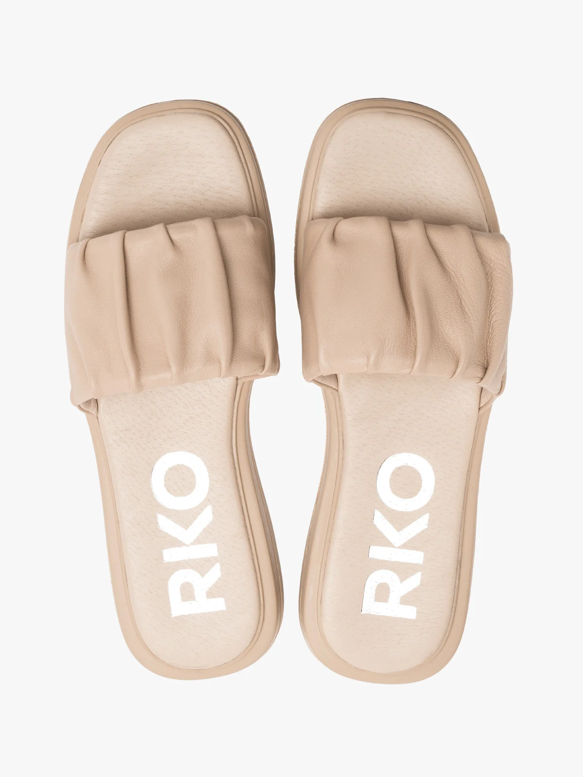 Beżowe klapki z marszczoną cholewką