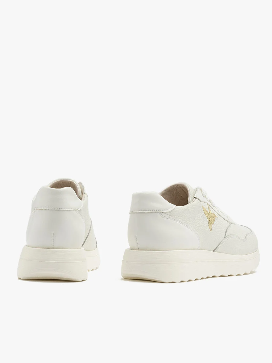 Białe półbuty sportowe ze złotymi detalami