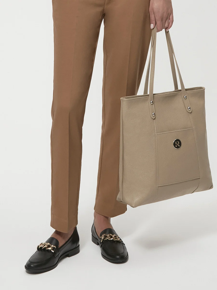 Czarne mokasyny ze złotym łańcuchem