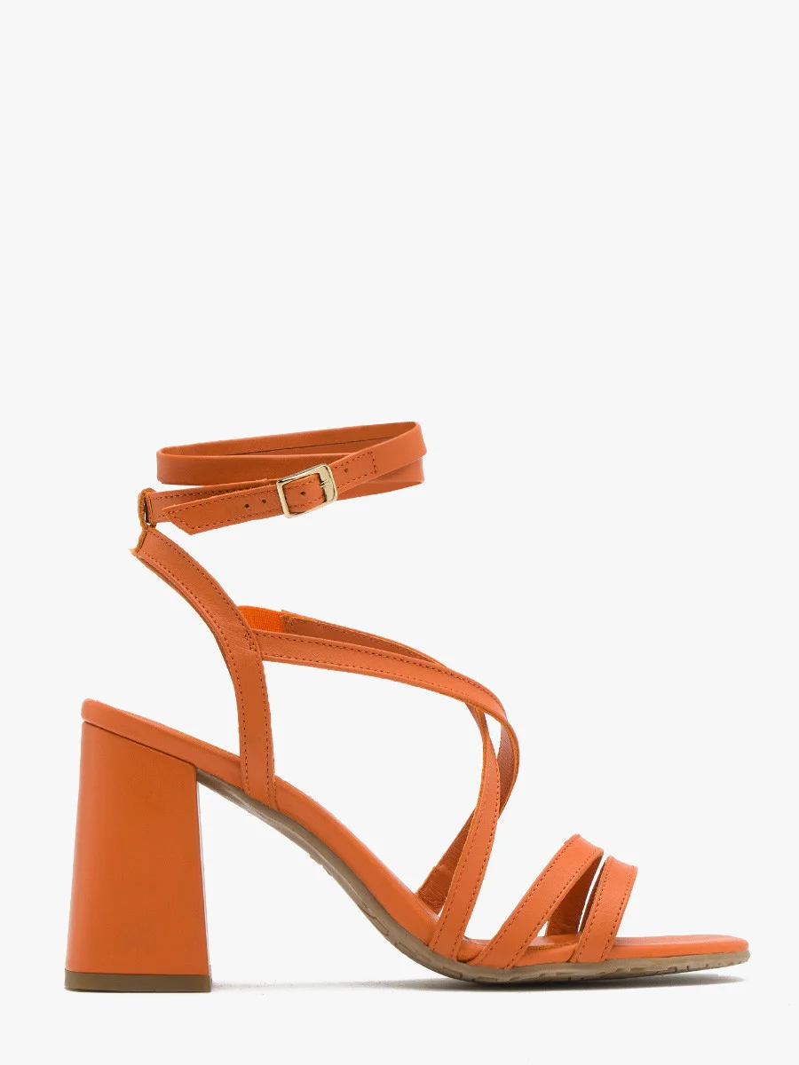 Pomarańczowe sandały na masywnym obcasie