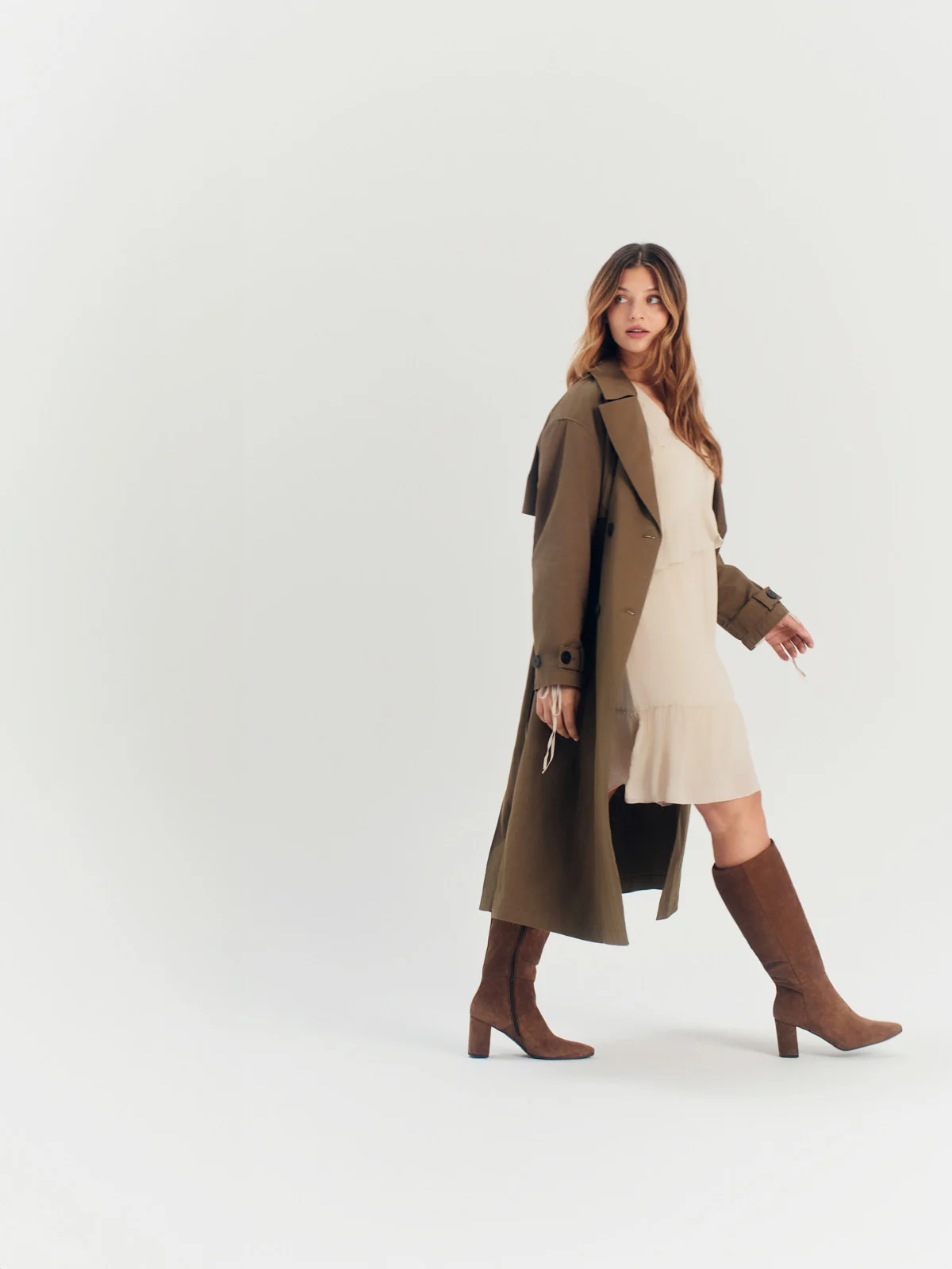 Brązowe kozaki ze skóry welurowej na słupkowym obcasie