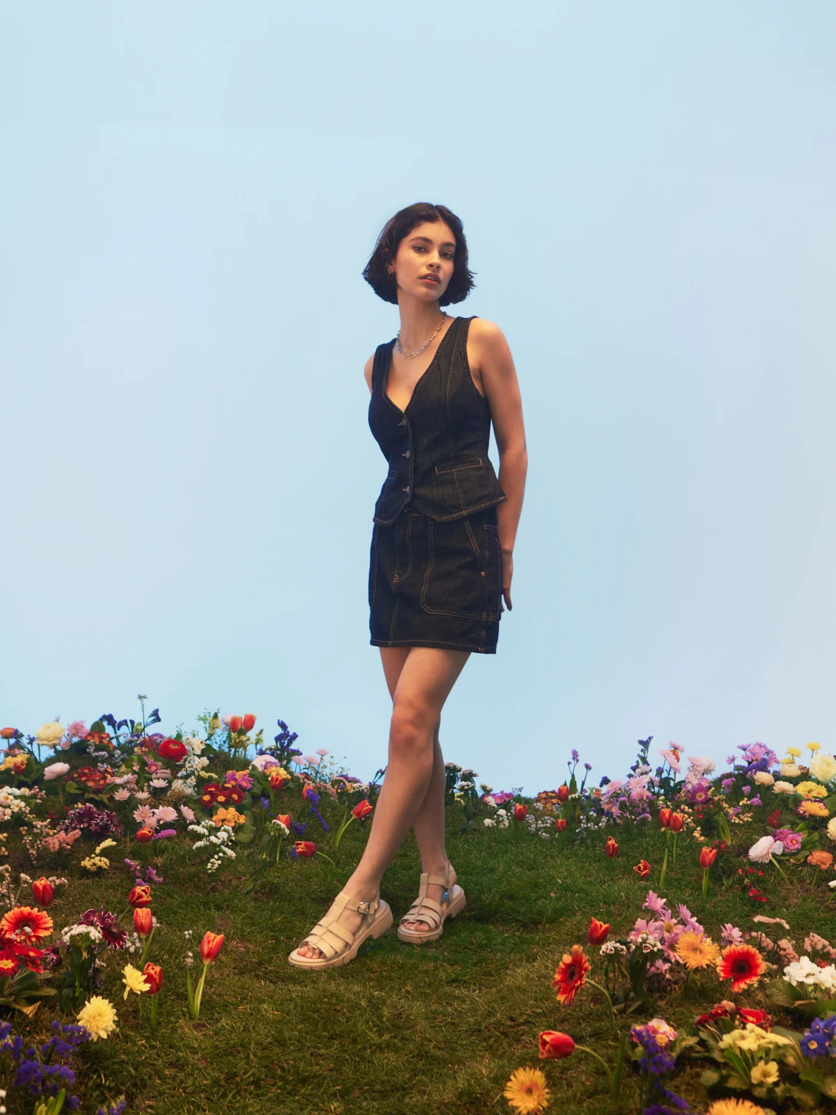 Beżowe sandały z ozdobną cholewką