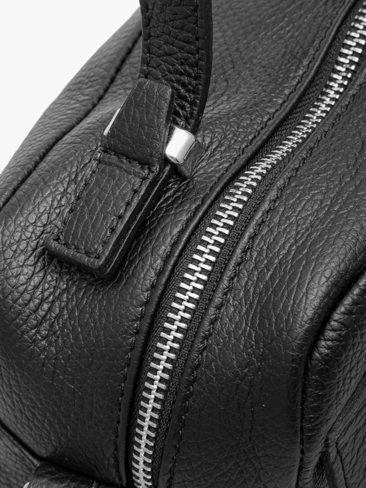 Czarna torebka średniej wielkości ze srebrnymi dodatkami