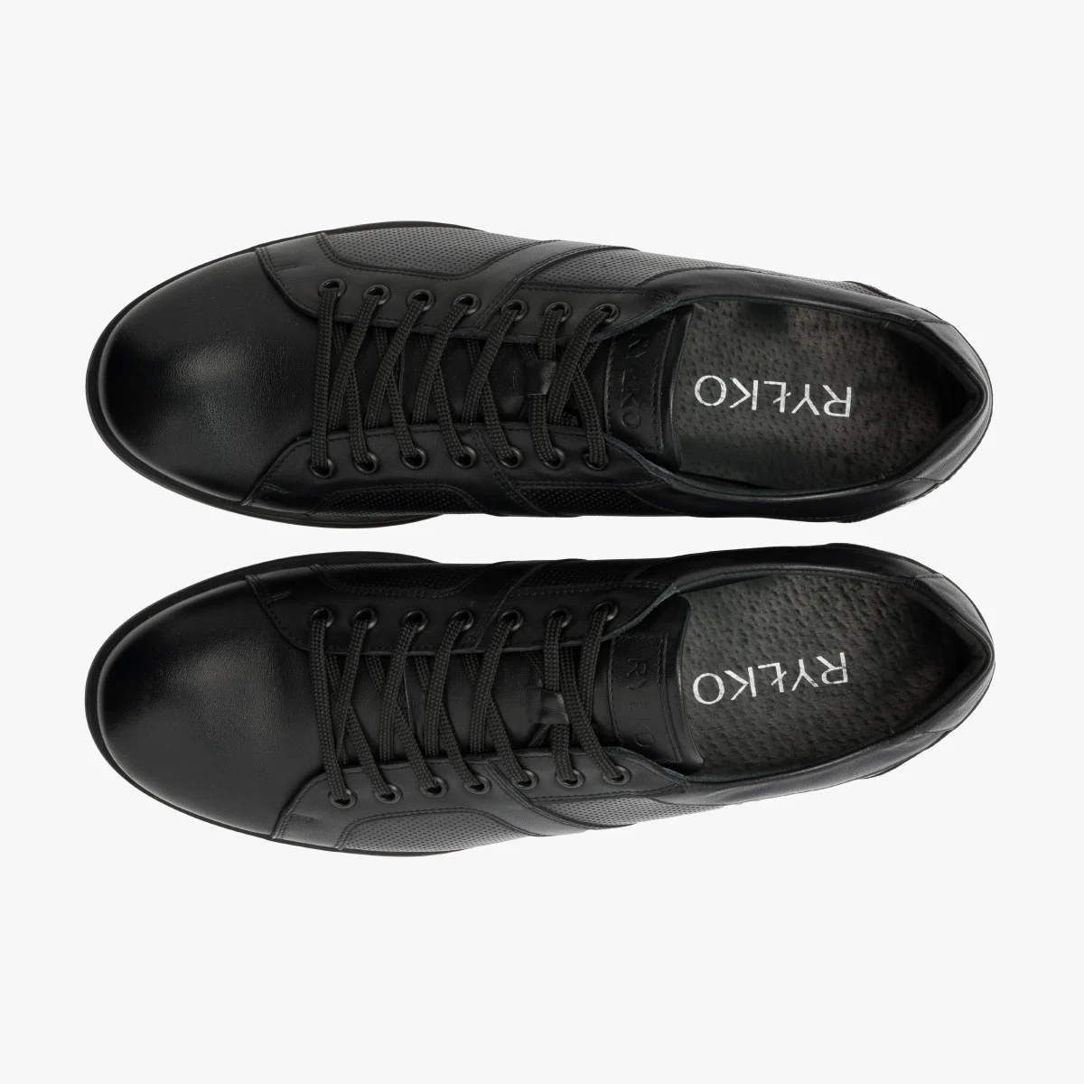 Czarne półbuty z ozdobną perforacją.