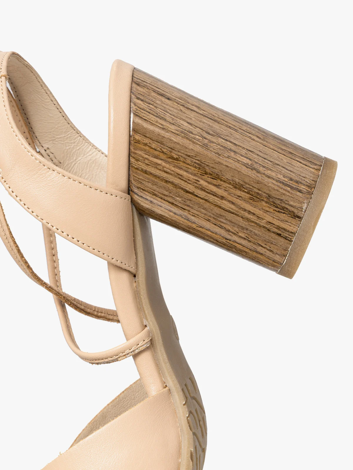 Beżowe sandały na słupku z wiązaniem wokół kostki