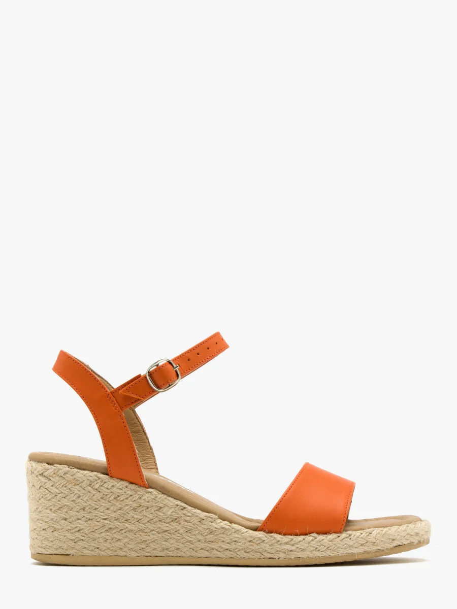 Pomarańczowe sandały na ozdobnej platformie