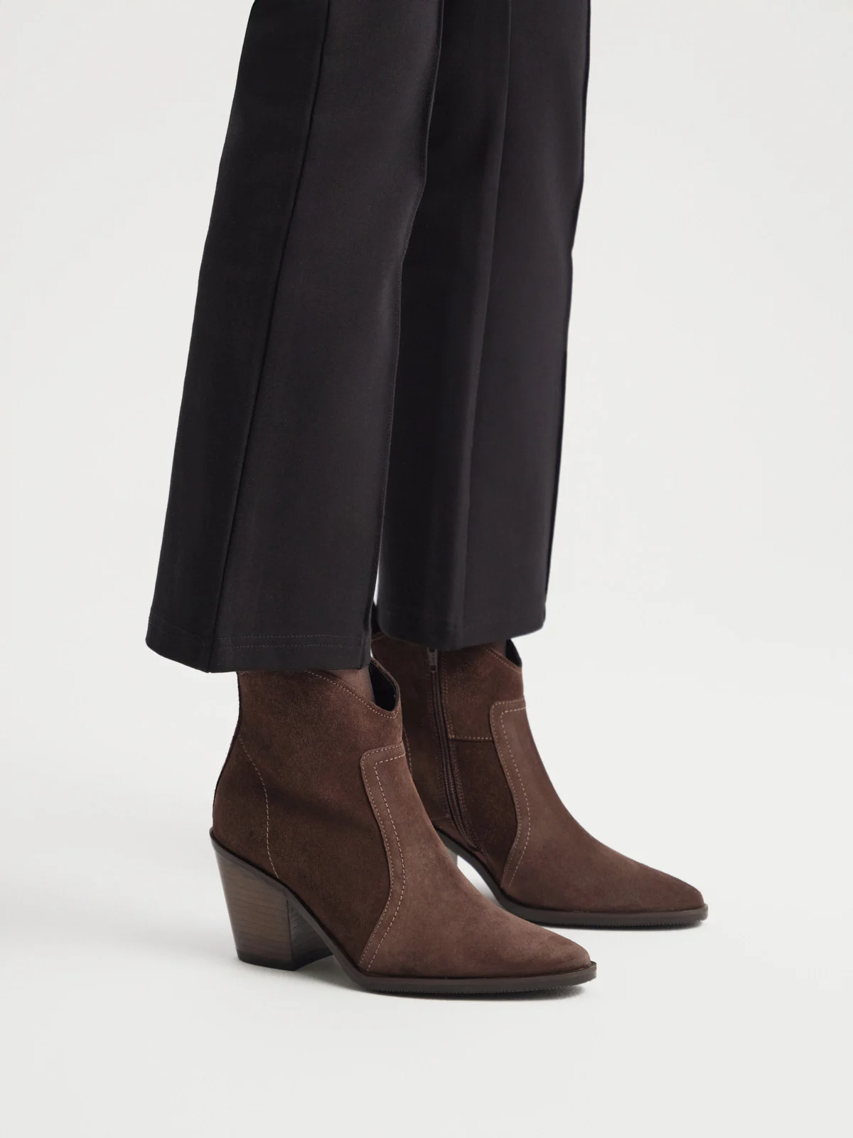 Brązowe welurowe botki typu kowbojki