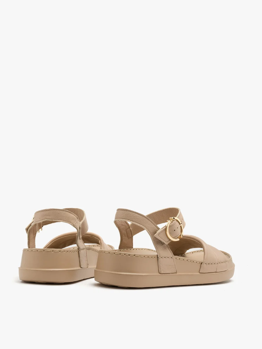 Kremowe sandały ze złotą sprzączką