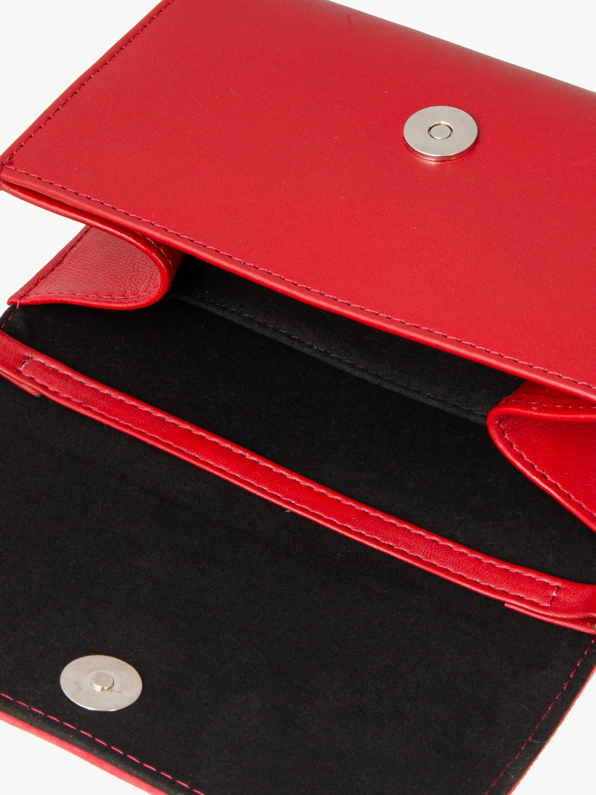 Mała czerwona torebka na srebrnym łańcuszku